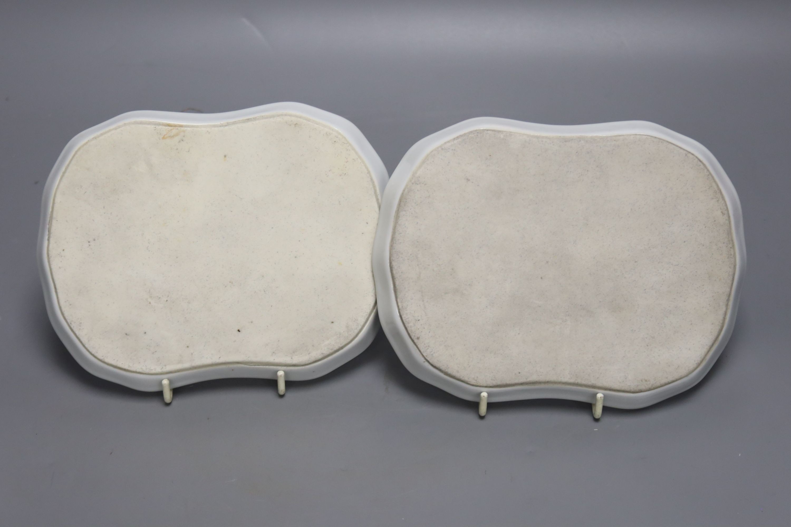 A pair of Chinese enamelled porcelain shaped dishes, length 17cm